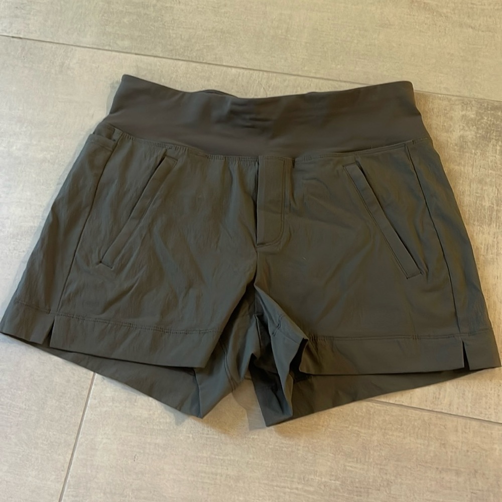 Athleta trekkie north short size 2